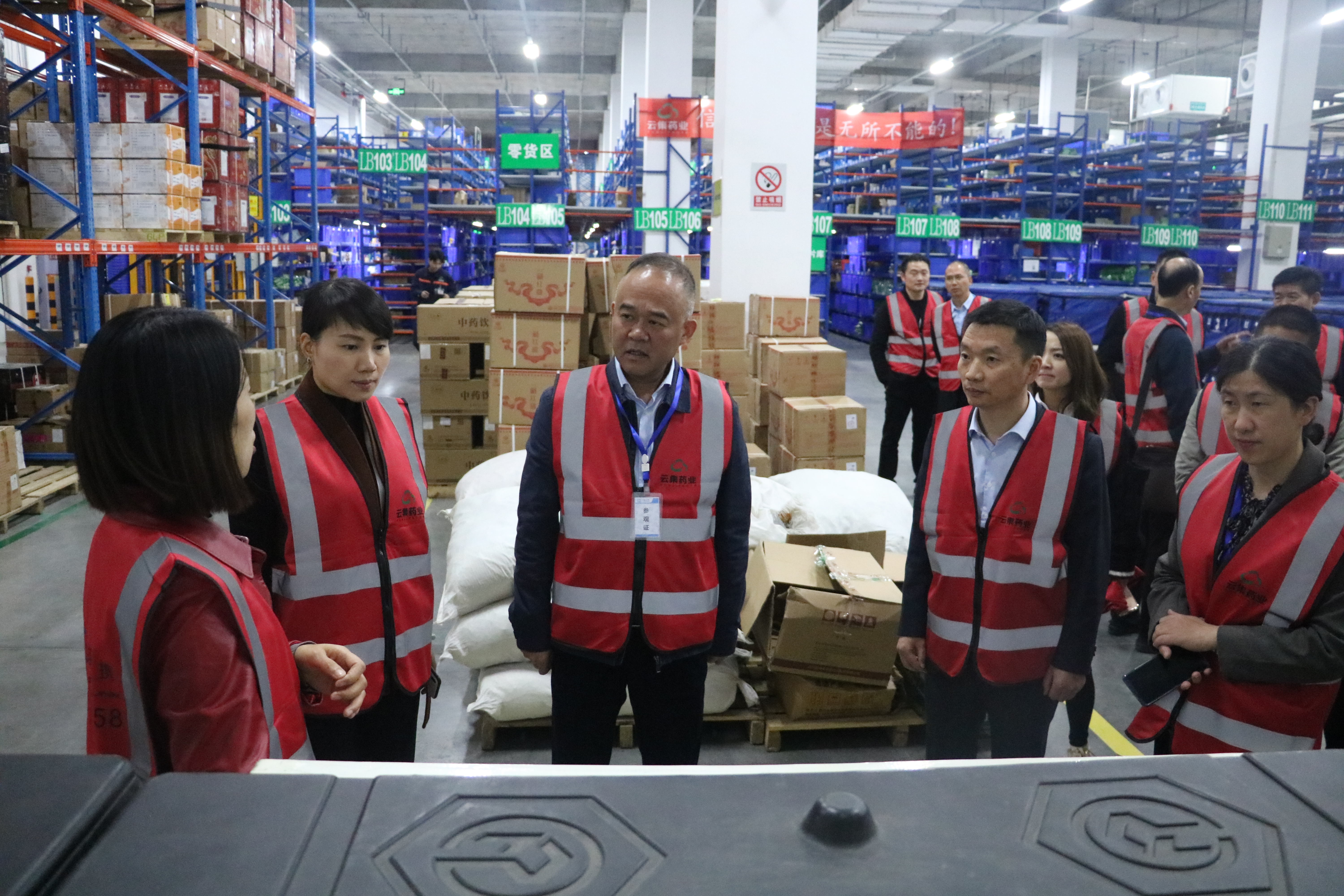 成都市市场监督管理局局长贺欣一行莅临皇家国际官网药业调研指导